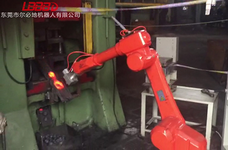 爾必地機器人高溫金屬上下料搬運機器人現場